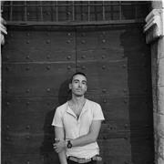 Insegnante di chitarra impartisce lezioni online a chiunque voglia iniziare a suonare questo strumento